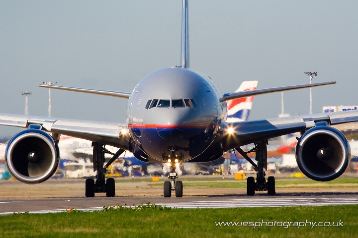 N791UA_011006_LHR_wm.jpg - Boeing 777